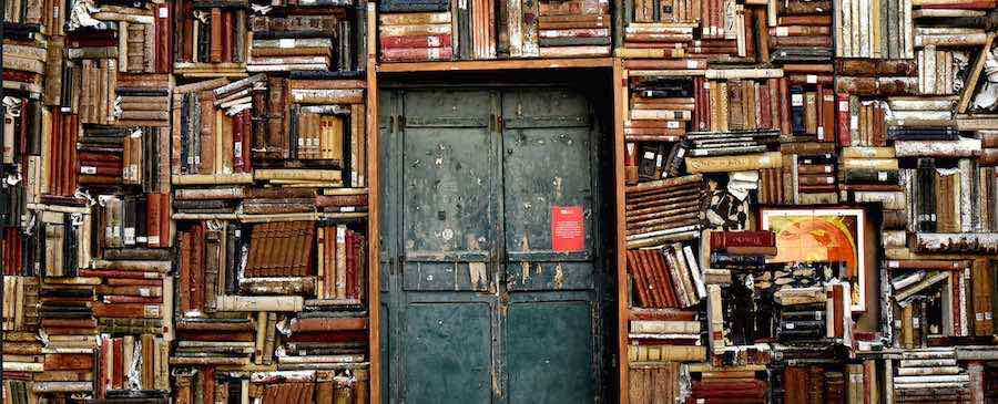 bibliothèque et porte